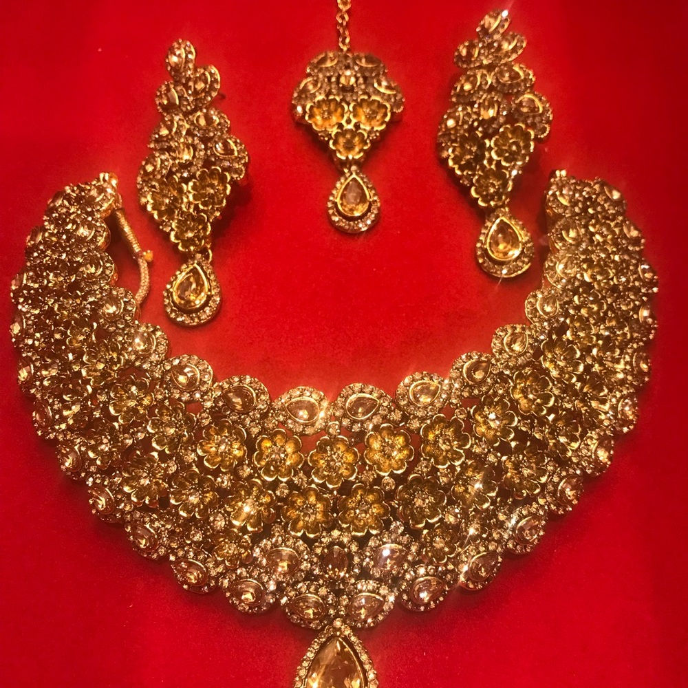 Golden jewelry set